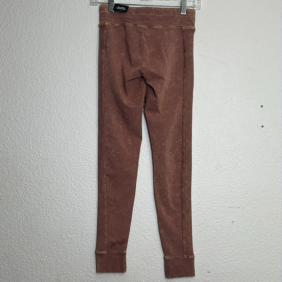 Victoria’s Secret PINK Yoga Women’s XSmall Leggings Brown Acid Wash NWT - Picture 3 of 14